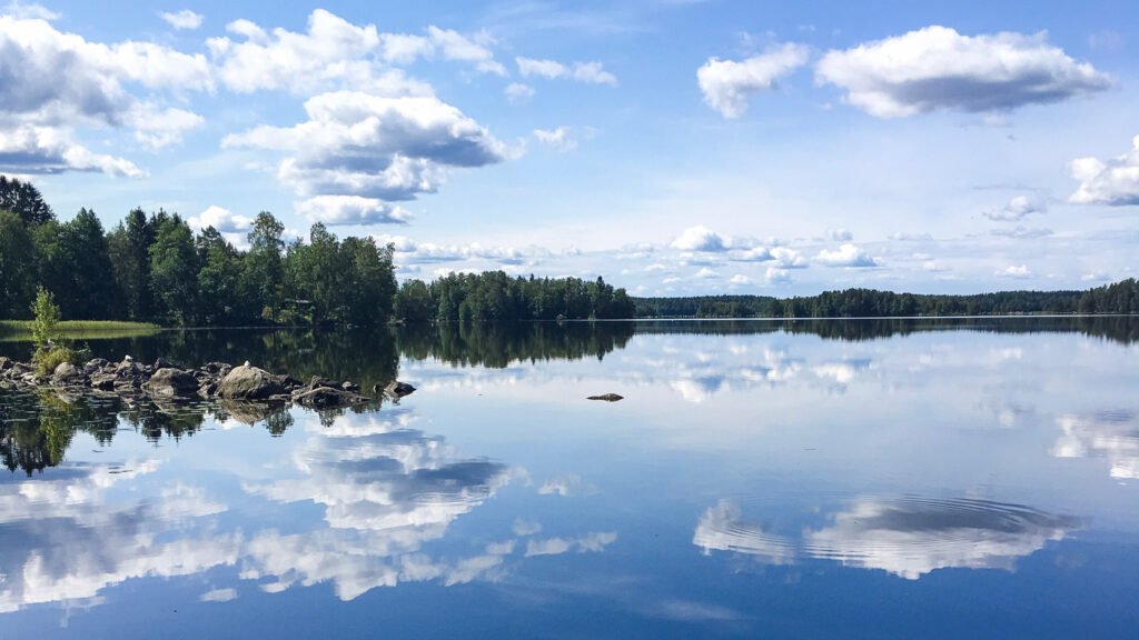 Kuvituksena suomalainen järvimaisema